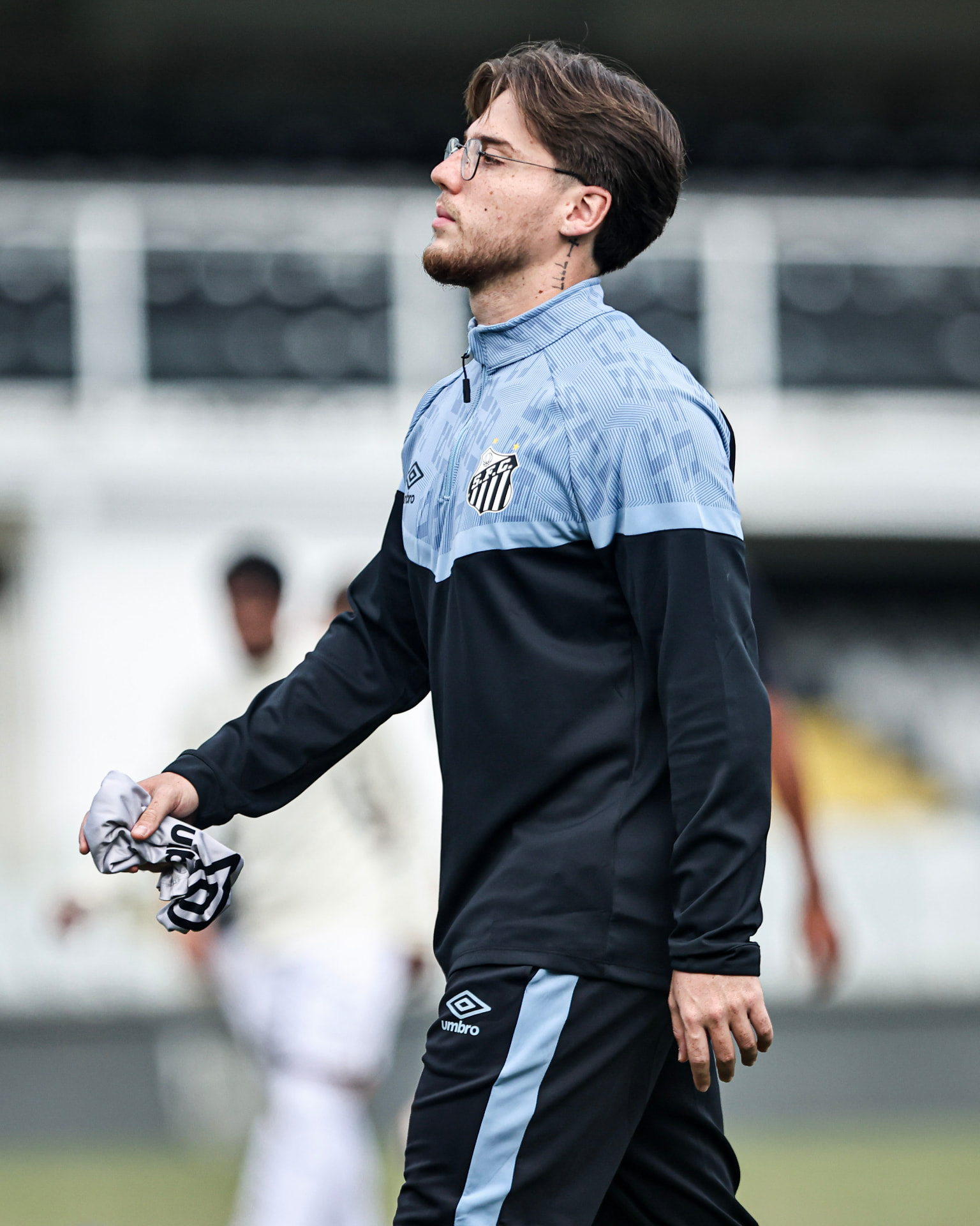 Davi Lima no centro de treino do Santos FC com uniforme do clube